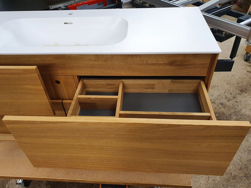 Waschtisch aus Eiche massiv mit vier Schubkästen