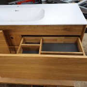 Waschtisch aus Eiche massiv mit vier Schubkästen