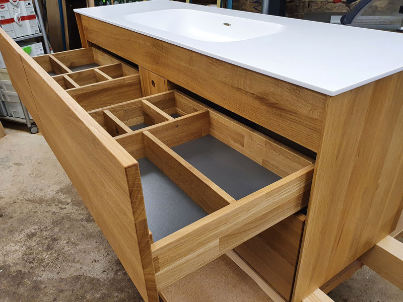 Waschtisch aus Eiche massiv mit vier Schubkästen