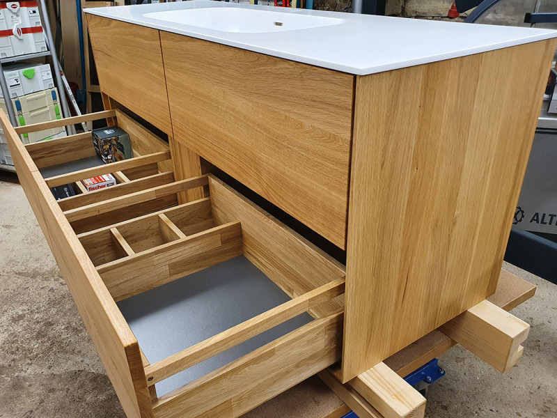 Waschtisch aus Eiche massiv mit vier Schubkästen