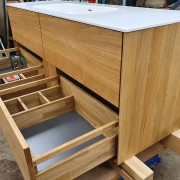 Waschtisch aus Eiche massiv mit vier Schubkästen