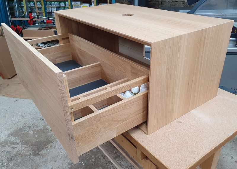 Waschtisch aus Eiche massiv mit einem Schubkasten