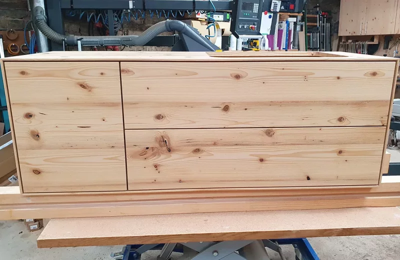 Waschtisch aus Fichte-Altholzbalken massiv mit zwei Schubkästen und einer Tür