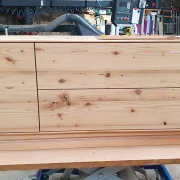 Waschtisch aus Fichte-Altholzbalken massiv mit zwei Schubkästen und einer Tür