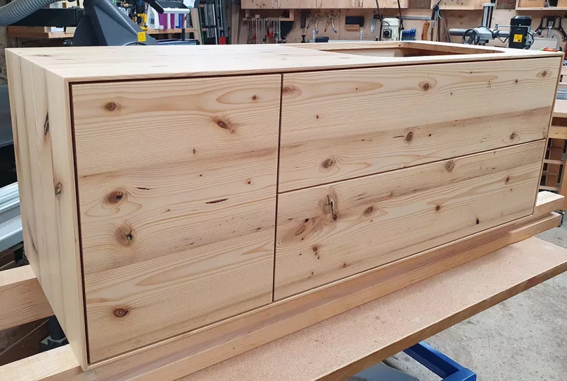 Waschtisch aus Fichte-Altholzbalken massiv mit zwei Schubkästen und einer Tür