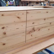 Waschtisch aus Fichte-Altholzbalken massiv mit zwei Schubkästen und einer Tür