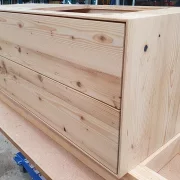 Waschtisch aus Fichte-Altholzbalken massiv mit zwei Schubkästen und einer Tür