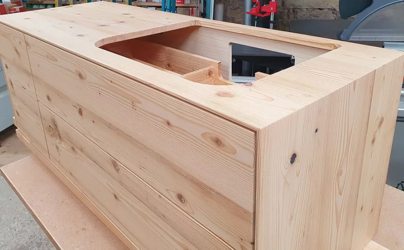 Waschtisch aus Fichte-Altholzbalken massiv mit zwei Schubkästen und einer Tür