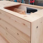 Waschtisch aus Fichte-Altholzbalken massiv mit zwei Schubkästen und einer Tür