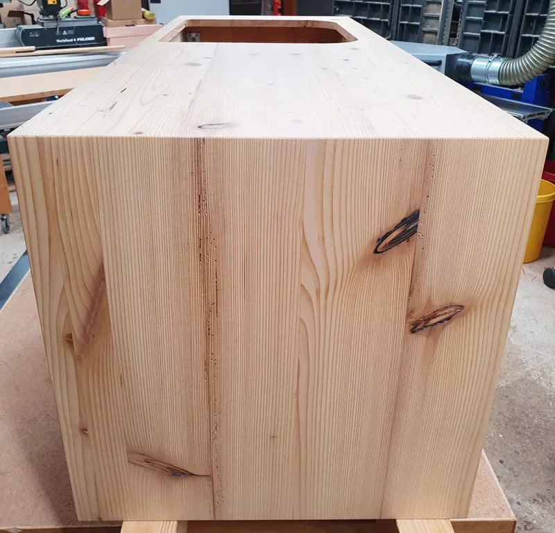 Waschtisch aus Fichte-Altholzbalken massiv mit zwei Schubkästen und einer Tür