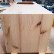 Waschtisch aus Fichte-Altholzbalken massiv mit zwei Schubkästen und einer Tür