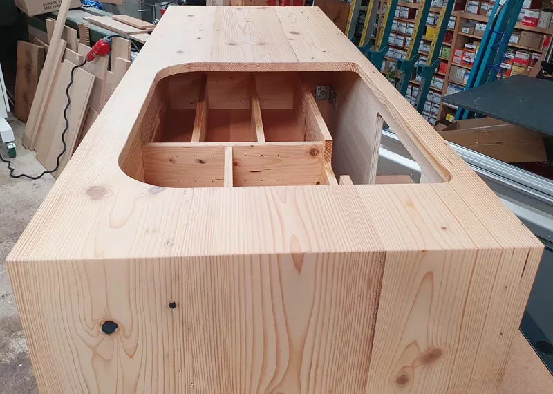 Waschtisch aus Fichte-Altholzbalken massiv mit zwei Schubkästen und einer Tür