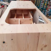 Waschtisch aus Fichte-Altholzbalken massiv mit zwei Schubkästen und einer Tür