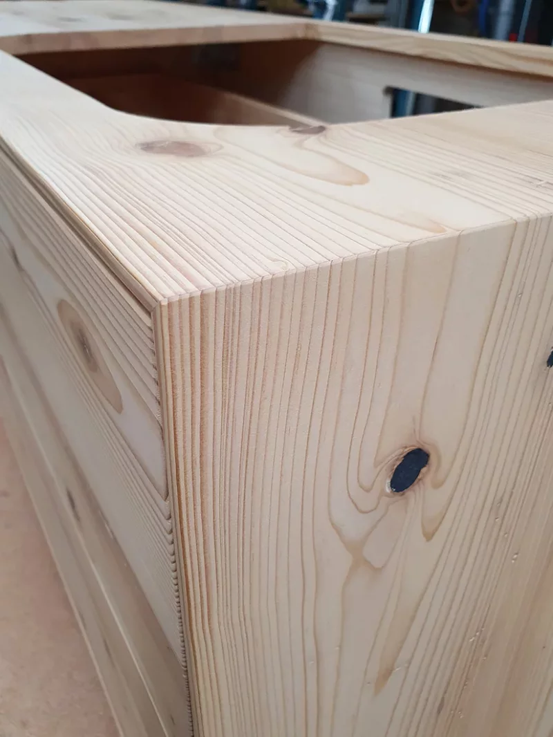 Waschtisch aus Fichte-Altholzbalken massiv mit zwei Schubkästen und einer Tür