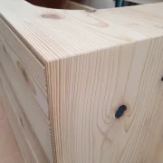 Waschtisch aus Fichte-Altholzbalken massiv mit zwei Schubkästen und einer Tür