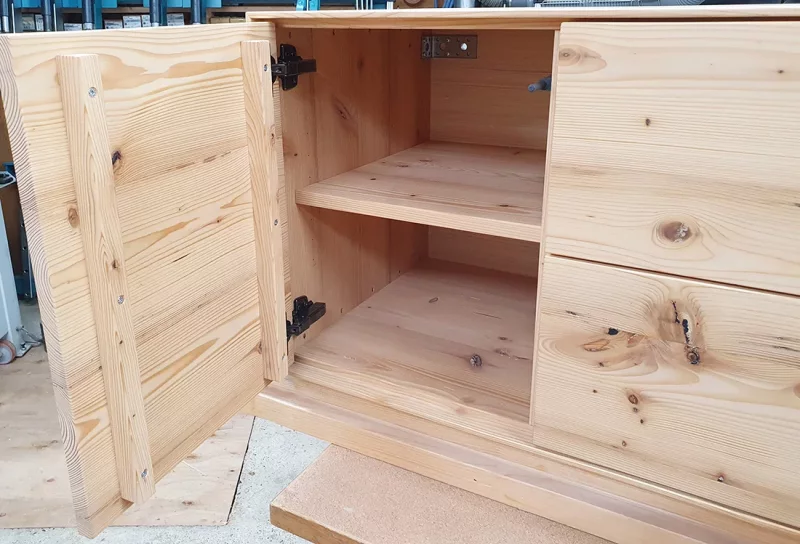 Waschtisch aus Fichte-Altholzbalken massiv mit zwei Schubkästen und einer Tür