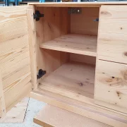 Waschtisch aus Fichte-Altholzbalken massiv mit zwei Schubkästen und einer Tür