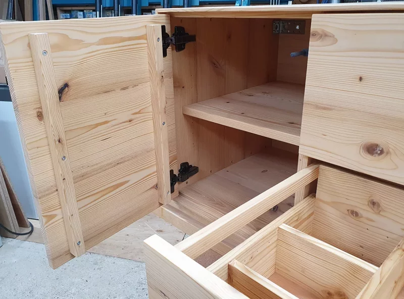 Waschtisch aus Fichte-Altholzbalken massiv mit zwei Schubkästen und einer Tür