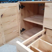 Waschtisch aus Fichte-Altholzbalken massiv mit zwei Schubkästen und einer Tür