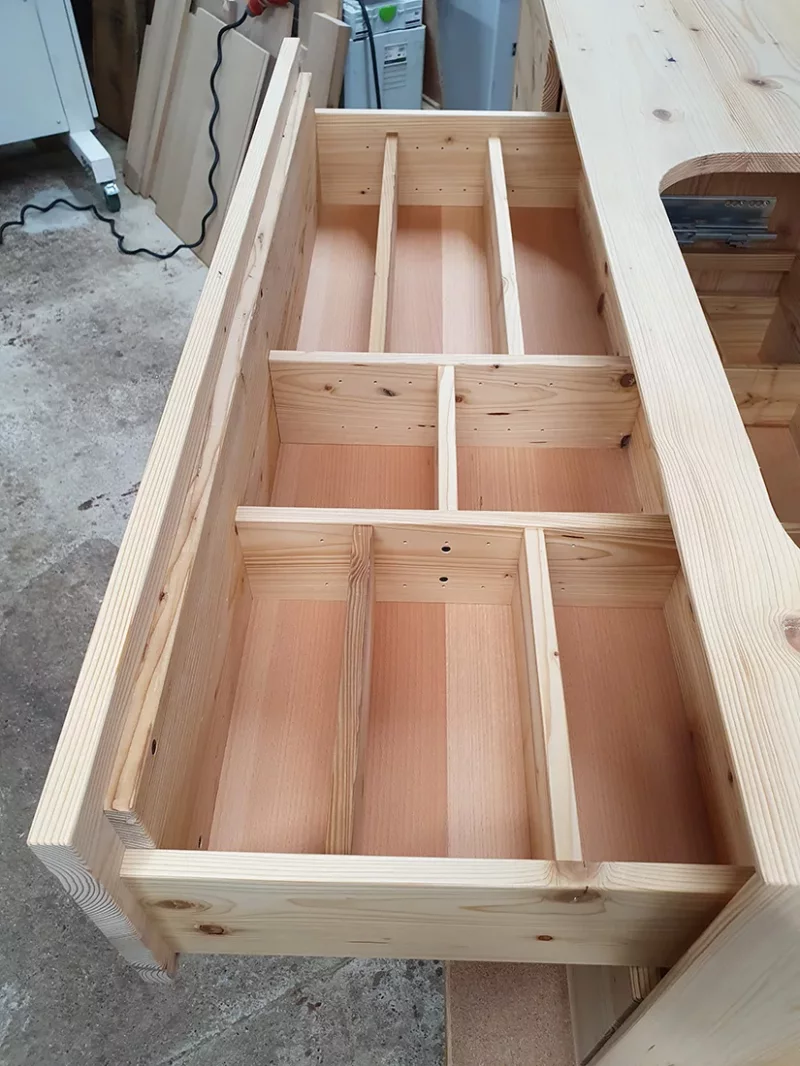 Waschtisch aus Fichte-Altholzbalken massiv mit zwei Schubkästen und einer Tür