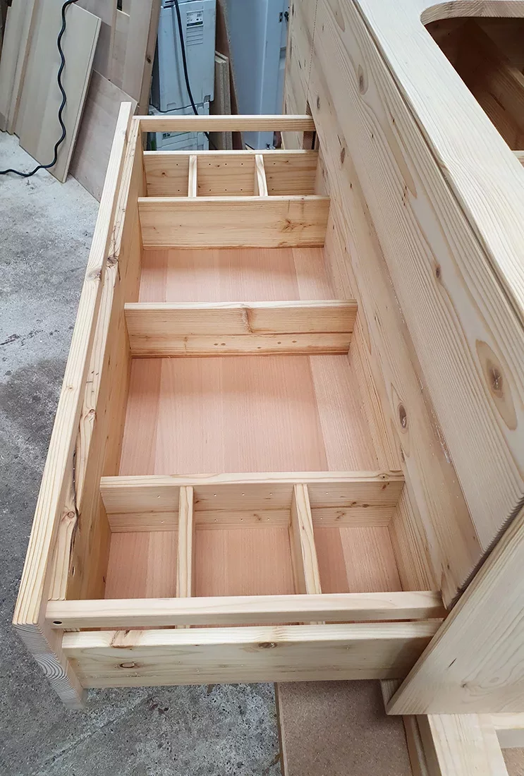 Waschtisch aus Fichte-Altholzbalken massiv mit zwei Schubkästen und einer Tür