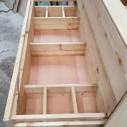 Waschtisch aus Fichte-Altholzbalken massiv mit zwei Schubkästen und einer Tür