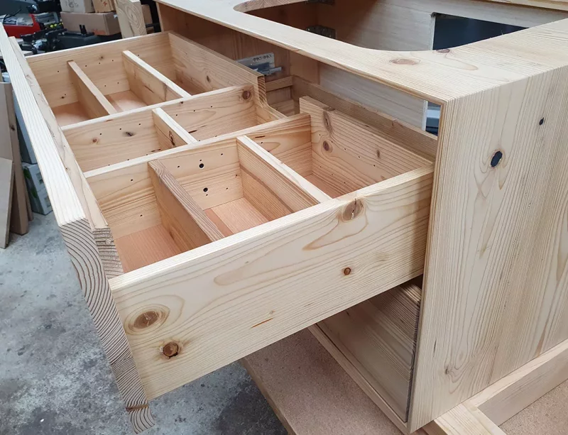 Waschtisch aus Fichte-Altholzbalken massiv mit zwei Schubkästen und einer Tür