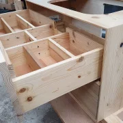 Waschtisch aus Fichte-Altholzbalken massiv mit zwei Schubkästen und einer Tür