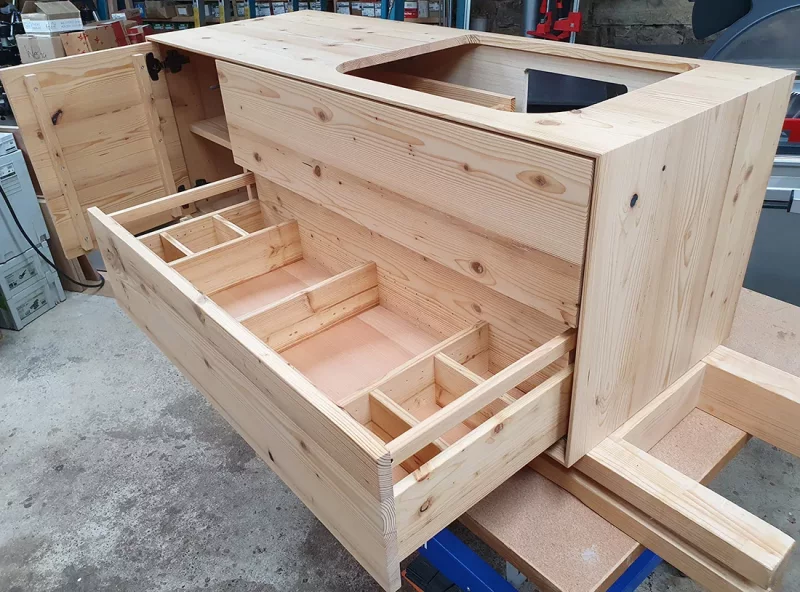 Waschtisch aus Fichte-Altholzbalken massiv mit zwei Schubkästen und einer Tür