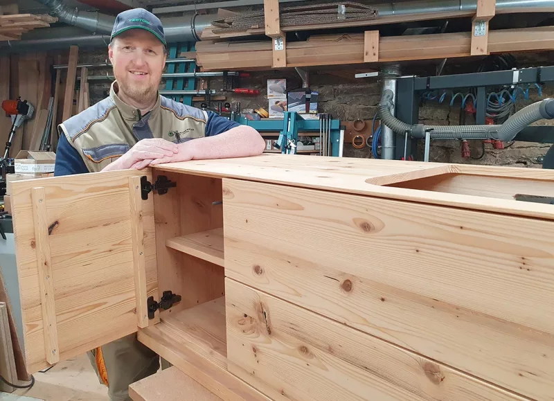 Waschtisch aus Fichte-Altholzbalken massiv mit zwei Schubkästen und einer Tür