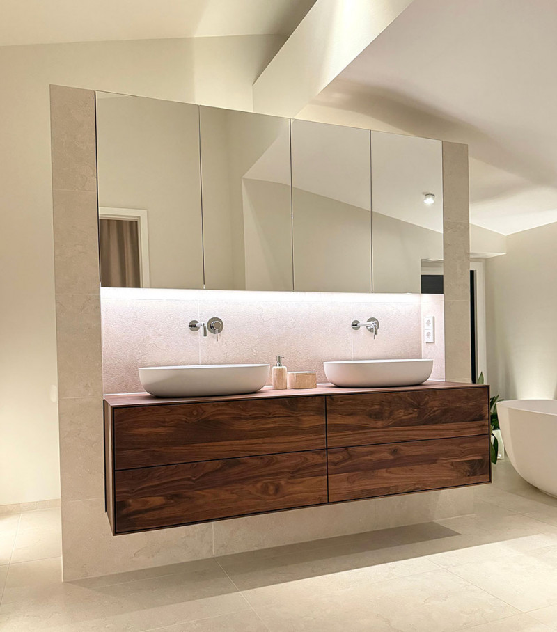 Waschtisch aus amerikanischem Nussbaum massiv, mit vier Schubkasten