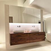 Waschtisch aus amerikanischem Nussbaum massiv, mit vier Schubkasten