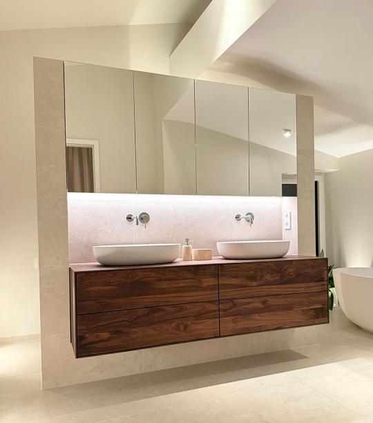 Waschtisch aus amerikanischem Nussbaum massiv, mit vier Schubkasten