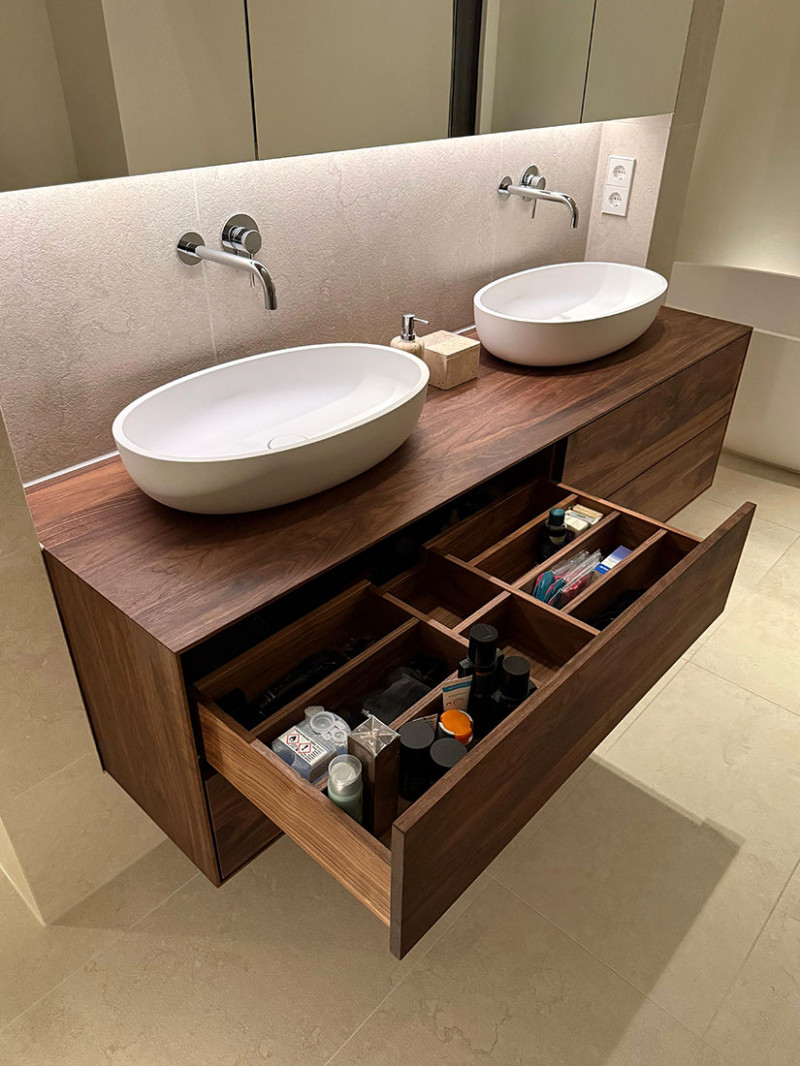 Waschtisch aus amerikanischem Nussbaum massiv, mit vier Schubkasten