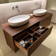 Waschtisch aus amerikanischem Nussbaum massiv, mit vier Schubkasten