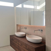 Waschtisch aus amerikanischem Nussbaum massiv, mit vier Schubkasten