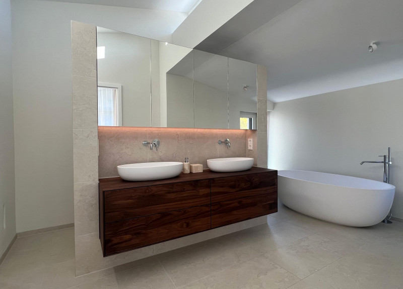 Waschtisch aus amerikanischem Nussbaum massiv, mit vier Schubkasten