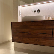 Waschtisch aus amerikanischem Nussbaum massiv, mit vier Schubkasten