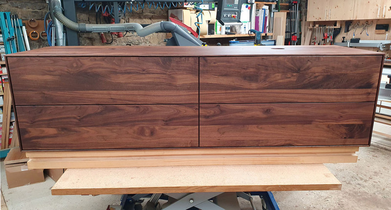 Waschtisch aus amerikanischem Nussbaum massiv, mit vier Schubkasten