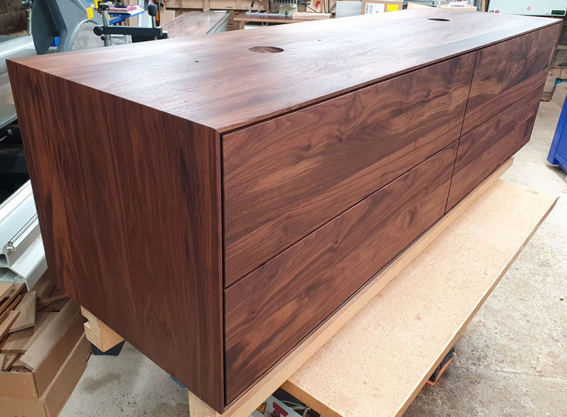 Waschtisch aus amerikanischem Nussbaum massiv, mit vier Schubkasten