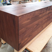 Waschtisch aus amerikanischem Nussbaum massiv, mit vier Schubkasten