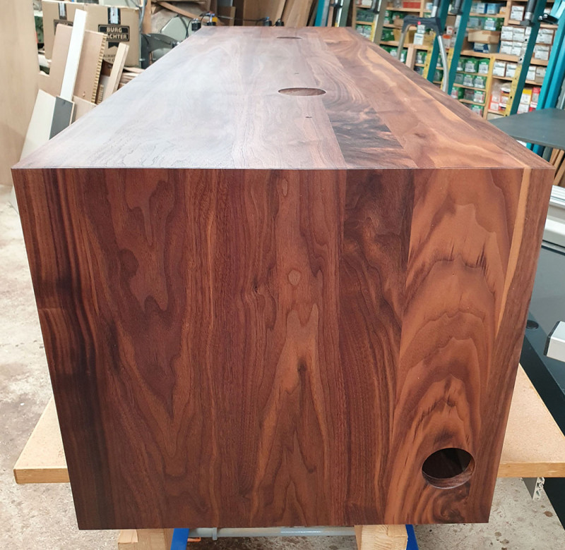 Waschtisch aus amerikanischem Nussbaum massiv, mit vier Schubkasten