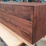 Waschtisch aus amerikanischem Nussbaum massiv, mit vier Schubkasten