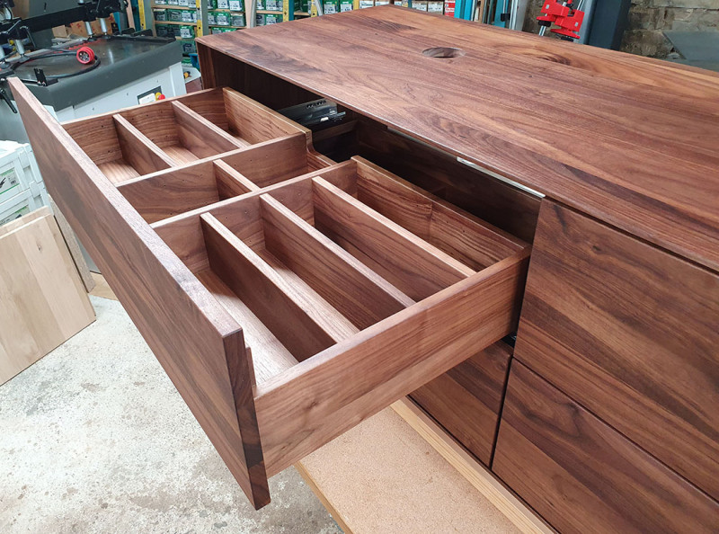 Waschtisch aus amerikanischem Nussbaum massiv, mit vier Schubkasten