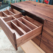 Waschtisch aus amerikanischem Nussbaum massiv, mit vier Schubkasten