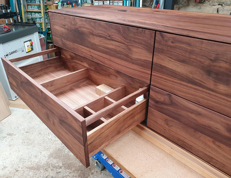 Waschtisch aus amerikanischem Nussbaum massiv, mit vier Schubkasten
