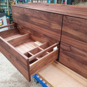 Waschtisch aus amerikanischem Nussbaum massiv, mit vier Schubkasten