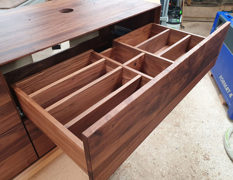 Waschtisch aus amerikanischem Nussbaum massiv, mit vier Schubkasten