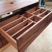 Waschtisch aus amerikanischem Nussbaum massiv, mit vier Schubkasten