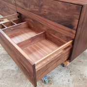 Waschtisch aus amerikanischem Nussbaum massiv, mit vier Schubkasten